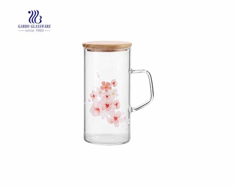 Taza de cristal de borosilicato decorativa de flor de tapa de bambú de 11 oz al por mayor con mango