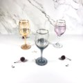 Cálice de haste de vidro diferente para beber diferentes vinhos