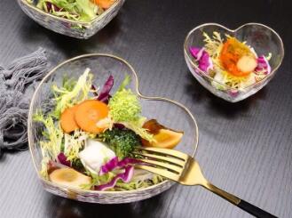 How to use a glass salad bowl to make a meal for yourself？