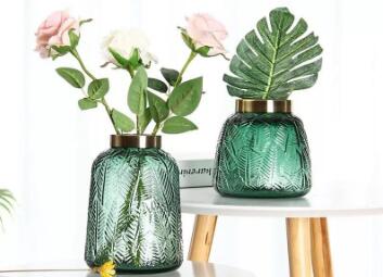 Tips for arranging flowers in glass vases