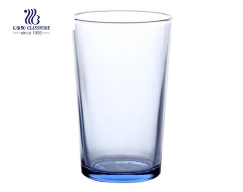 Vaso de vidrio de color azul de lujo.