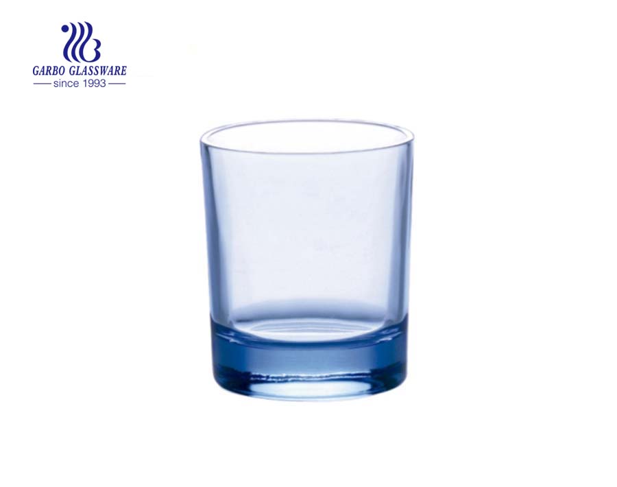 Vaso de vidrio de color azul de lujo.