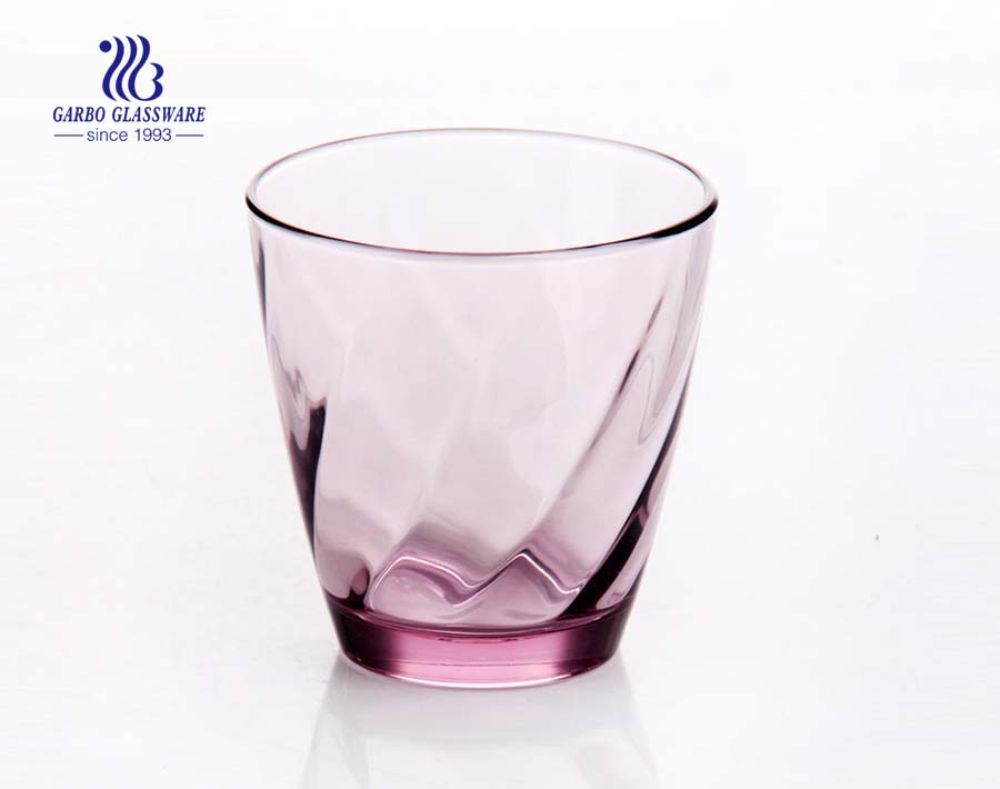 Copo de vidro cor de rosa com luxo em estoque