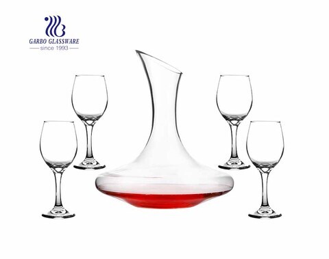 Elegante e vintage decanter per vino rosso in vetro con quattro calici in vetro