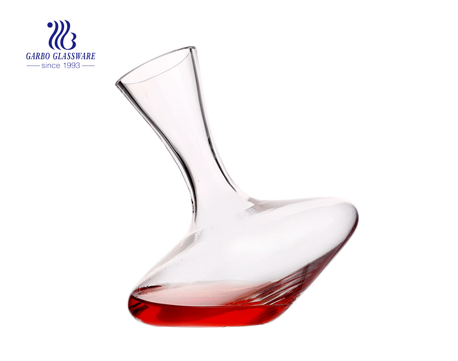 Elegante Rotweinkaraffe aus Vintage-Glas mit vier Glasbechern