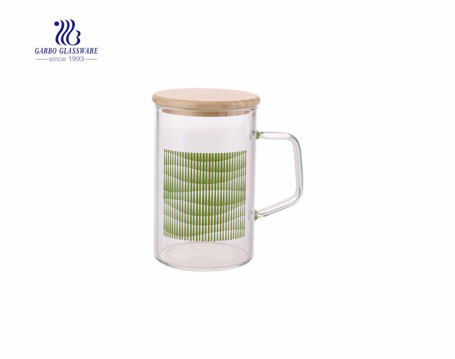 Caneca bebendo de 13.5oz de vidro com o copo verde da água segura da microonda do decalque