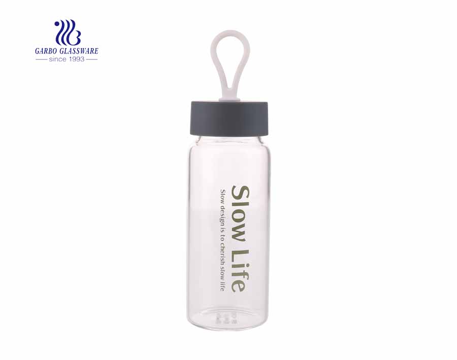 Bouteille d'eau en verre borosilicaté 16oz pour sports et plein air avec décalcomanie et manchon en silicone