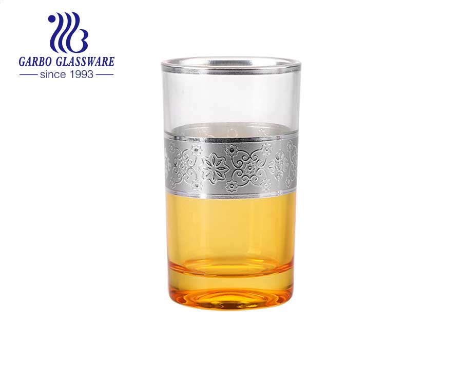 Günstiger Preis farbige Glas Teetasse mit galvanisiertem Silberrand