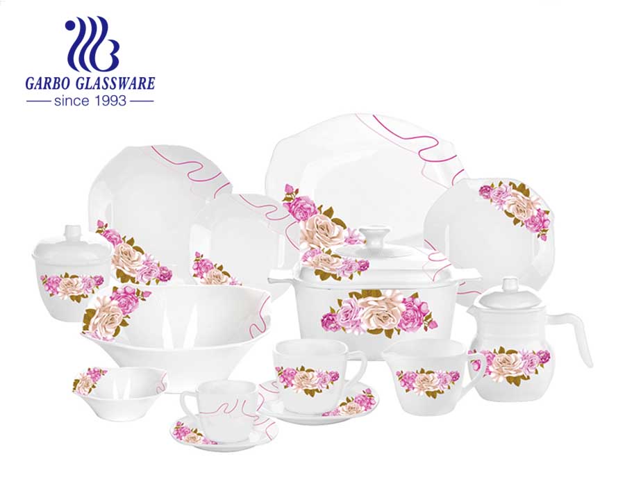 58 Stück Geschirr aus weißem Opalglas mit Schüsseltellern und Krügen