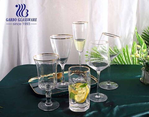 Hochwertige luxuriöse Glaswaren mit goldenem Rand, Glasbecher und Becher zum Abendessen