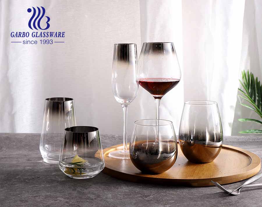 Ensemble de verres et gobelets en verre de luxe à bord doré haut de gamme pour l'heure du dîner