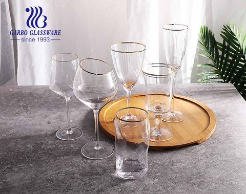 Conjunto de taças e copos de vidro luxuosos e sofisticados de borda dourada para a hora do jantar