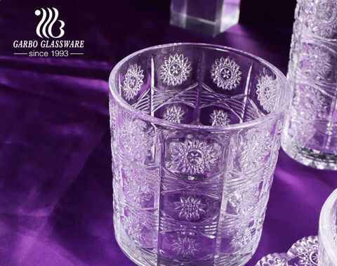 Gravierte Glasbecher im arabischen Stil der Türkei im Nahen Osten mit Sonnenblumenprägung