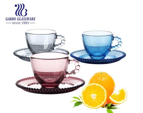 Teetassen und Untertassen im türkischen Stil Einfarbiges Glasbecher- und Untertassen-Set