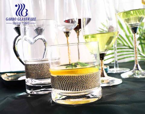 Luxuriöser Glasbecher im königlichen Stil mit Metalldiamantstiel, ein gutes Geschenk für die Hochzeitsfeier