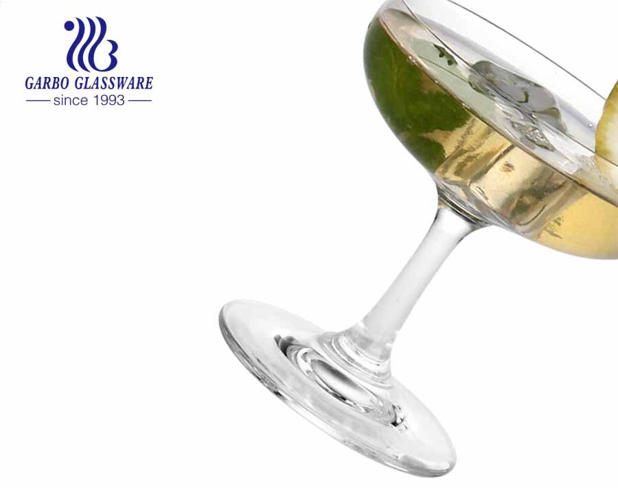 Weingläser mit kompletten kristallklaren Gläsern Hochweißes Material Geeignet für Hochzeiten