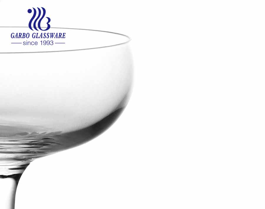 Weingläser mit kompletten kristallklaren Gläsern Hochweißes Material Geeignet für Hochzeiten