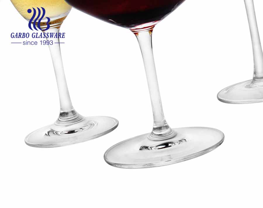 Taças de vinho com conjunto completo de lentes cristalinas alto branco material adequado para casamento