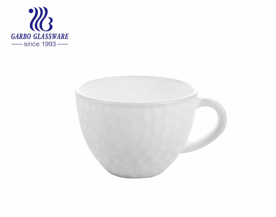 Nuevos diseños ondulados Tazas de té y platillos de vidrio de ópalo templado blanco con borde dorado