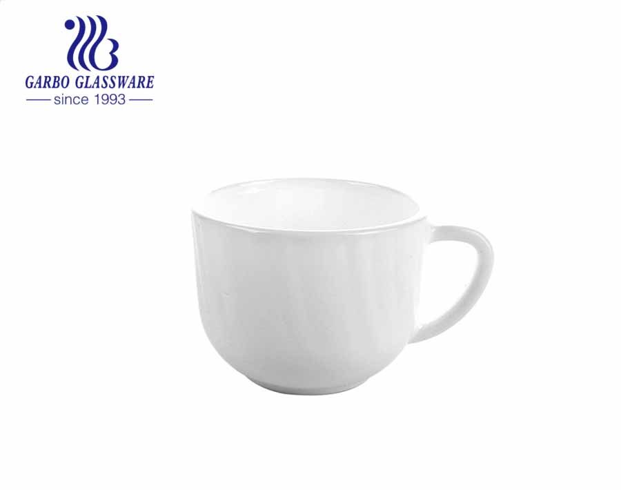 Nuevos diseños ondulados Tazas de té y platillos de vidrio de ópalo templado blanco con borde dorado