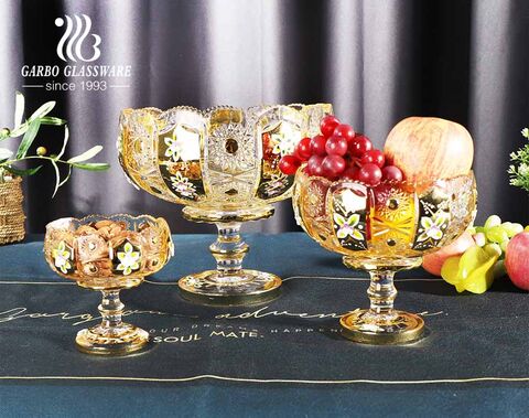 Taça de vidro de frutas brancas com design banhado a ouro cravejada de um padrão entalhado de girassol