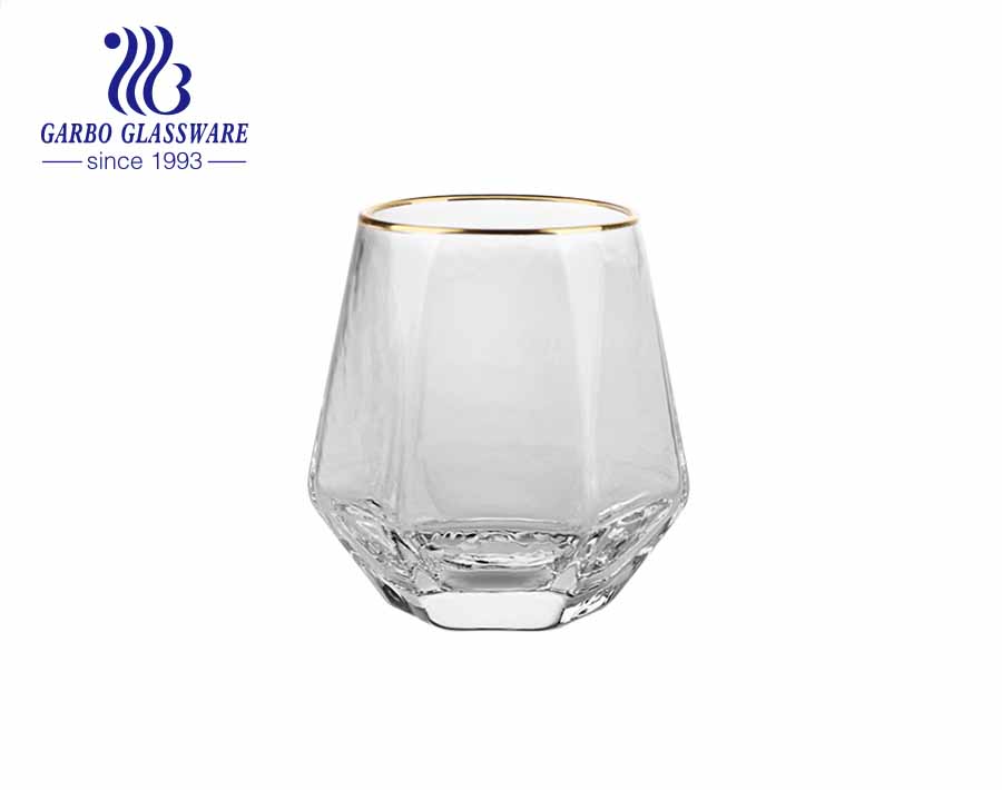 Handgefertigter geblasener Glasbecher in Sechseckform mit benutzerdefiniertem Farbdruck und Goldrand