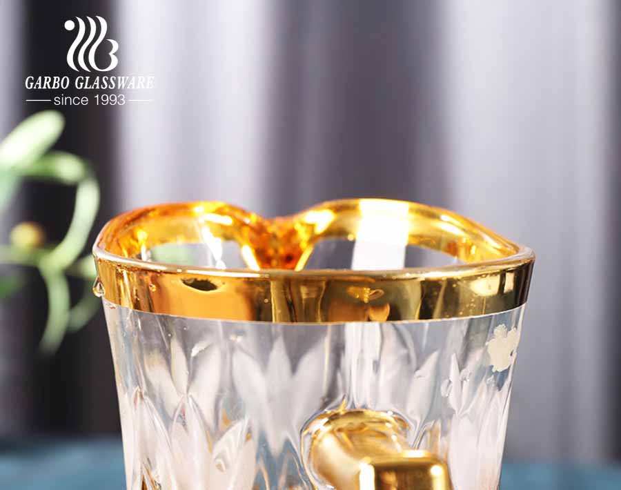 7 PCS klassisches Design goldene elektronische Beschichtung Glas Wasser Trinkkrug Set mit Blumenaufkleber für Hotelparty