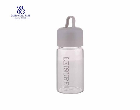Günstiger Preis Benutzerdefiniertes Logo Klarglas-Wasserflasche mit Schlinge zum Verkauf 2021 Reise Borosilikatglas-Wasserflaschen für den Sport