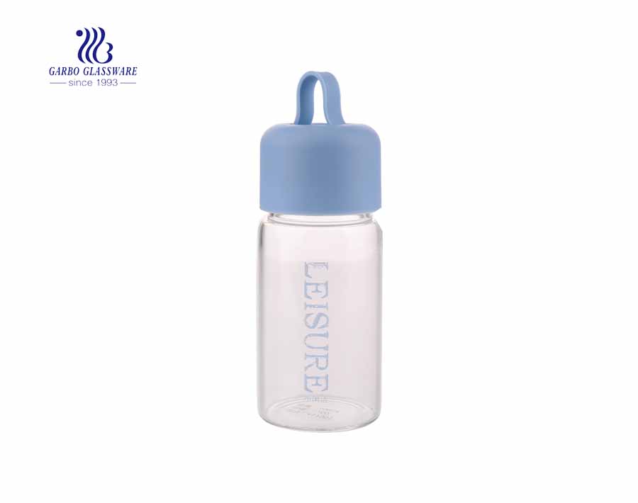 Дешевая цена на заказ, логотип, прозрачная стеклянная бутылка для воды с слингом для продажи, 2021, дорожные бутылки из боросиликатного стекла для спорта