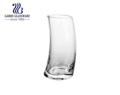 Neues Design Glaswaren für 2021 kreative Elfenbeinform handgefertigte geblasene Glasbecher mit Streifen