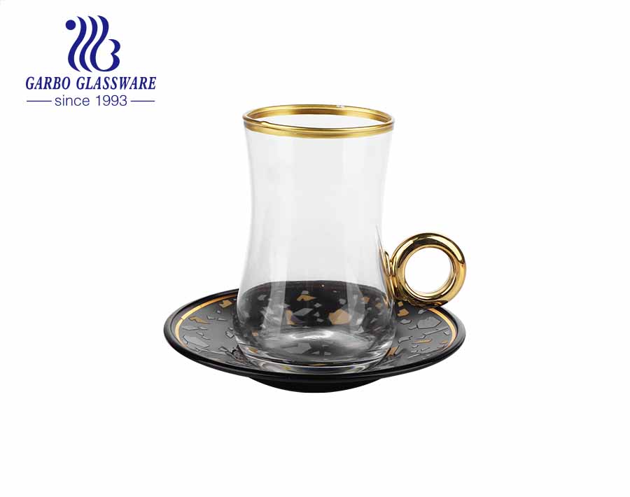 Tasses à thé en verre de style turc avec emballage de boîte-cadeau de soucoupe Conception de décalcomanie personnalisée Tasses à thé à rebord d'or avec poignée