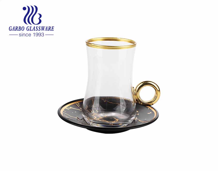 Tasses à thé en verre de style turc avec emballage de boîte-cadeau de soucoupe Conception de décalcomanie personnalisée Tasses à thé à rebord d'or avec poignée