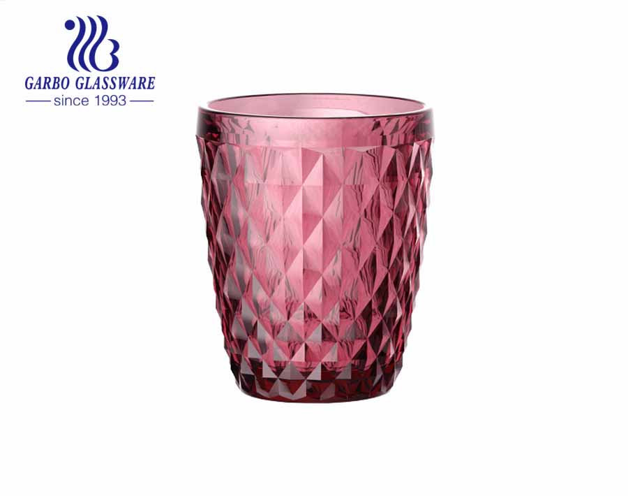 Garbo Glassware progetta in esclusiva tazze di vetro incise con colori a spruzzo