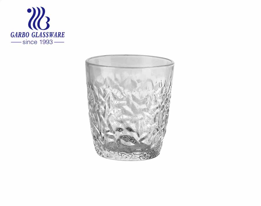 تصميمات Garbo Glassware الحصرية لأكواب زجاجية محفورة بألوان رش