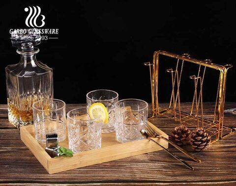 Klassische gravierte Glasbecher Standard 8 Unzen Retro Whisky Glasbecher Set mit 4 gemischten Formen Designs