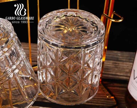 Klassische gravierte Glasbecher Standard 8 Unzen Retro Whisky Glasbecher Set mit 4 gemischten Formen Designs