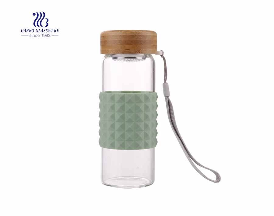  Outdoor 320 ml sporty  bottle borosilicate glass lead free silicone sleeve water bottle with bamboo lid 