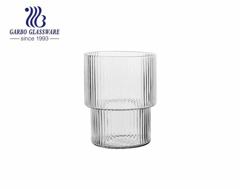 Vertikal gestreifter Glasbecher handgefertigtes mundgeblasenes Glas mit mehreren Größen