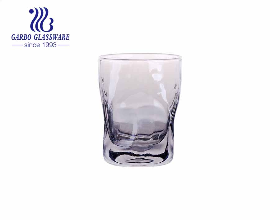 Nuevo vaso de vidrio de whisky con diseño de árbol de molde con colores electrochapados de iones que no se desvanecen