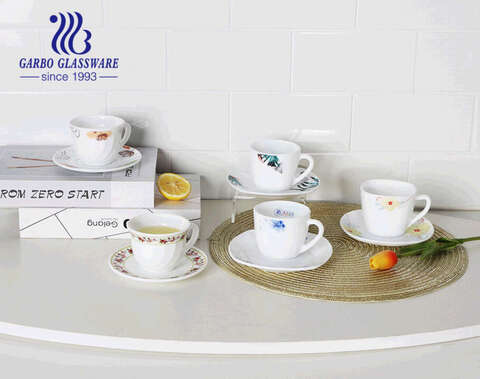 Kundenspezifische Aufkleber entwirft Glasbecher mit Untertasse elegante weiße Opalglas-Teetassen mit Griffen
