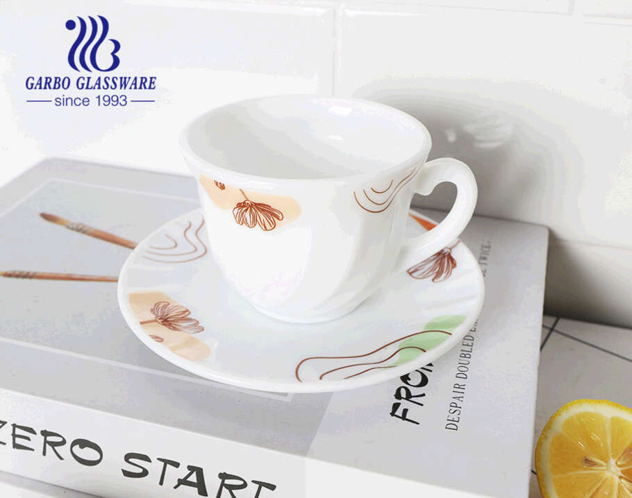 Diseños de calcomanías personalizadas taza de vidrio con platillo elegantes tazas de té de vidrio opalino blanco con asas