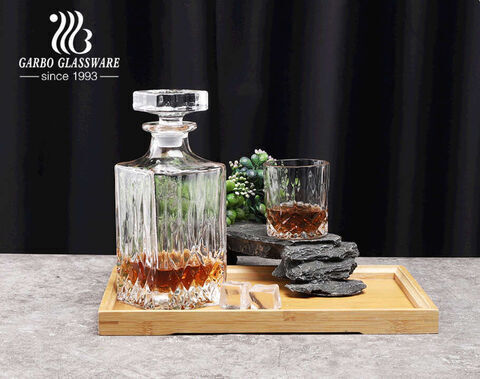 Classic glass whiskey decanter set with gift box high quality wine decanter with elegant pattern design
