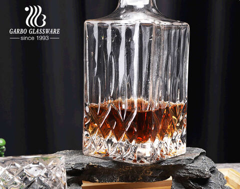 Classic glass whiskey decanter set with gift box high quality wine decanter with elegant pattern design