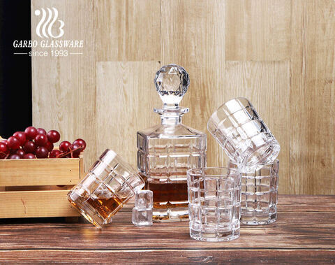 Crystal glass whiskey decanter sets with glasses 850ml square decanter with engraved pattern 