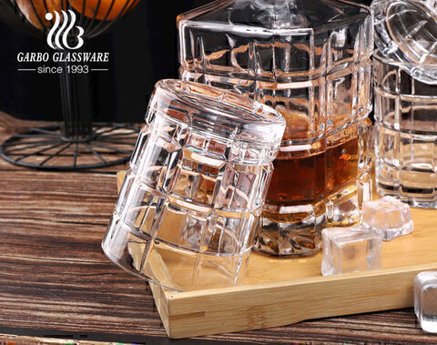 Crystal glass whiskey decanter sets with glasses 850ml square decanter with engraved pattern 