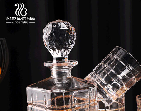 Crystal glass whiskey decanter sets with glasses 850ml square decanter with engraved pattern 