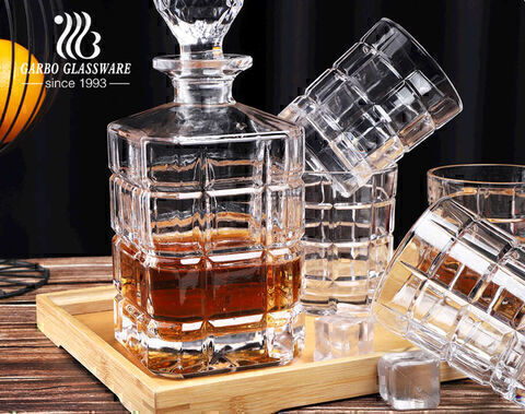 Crystal glass whiskey decanter sets with glasses 850ml square decanter with engraved pattern 