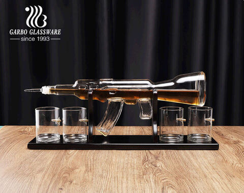 Decantador de whisky de borosilicato con base de madera Decantadores en forma de pistola AK-47 con cuatro vasos de bala