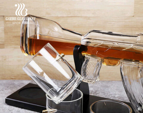 Set di decanter per whisky in borosilicato con base in legno Decanter a forma di pistola AK-47 con quattro bicchieri a proiettile