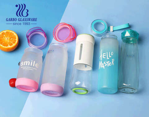 Tragbare Wasserflasche aus Glas 14oz bunte Aufbewahrungsflasche mit Silikongriff